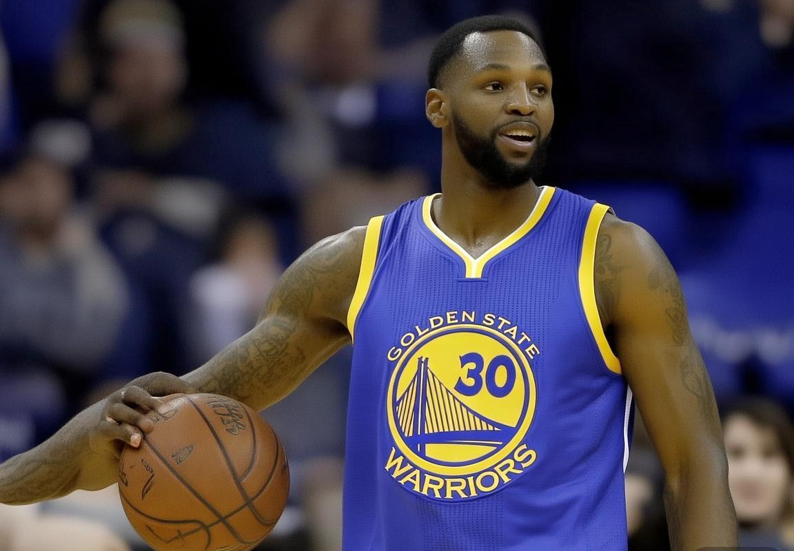 格林留队稳固勇士体系防守核心，库里领导直面新赛季挑战